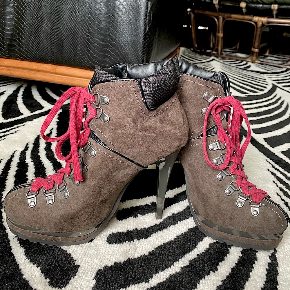 Combat boot pumps, size 10 but fits for size 8